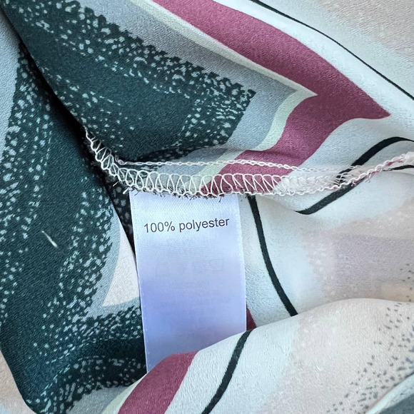 Maurices v neck, sleeveless chevron pattern blouse size small - Picture 5 of 5